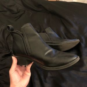 Pointed toe Chelsea boot